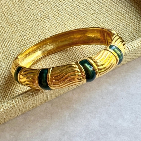 Vintage Monet Textured Gold-Tone and Green Enamel Bangle 💫 - Picture 8 of 9
